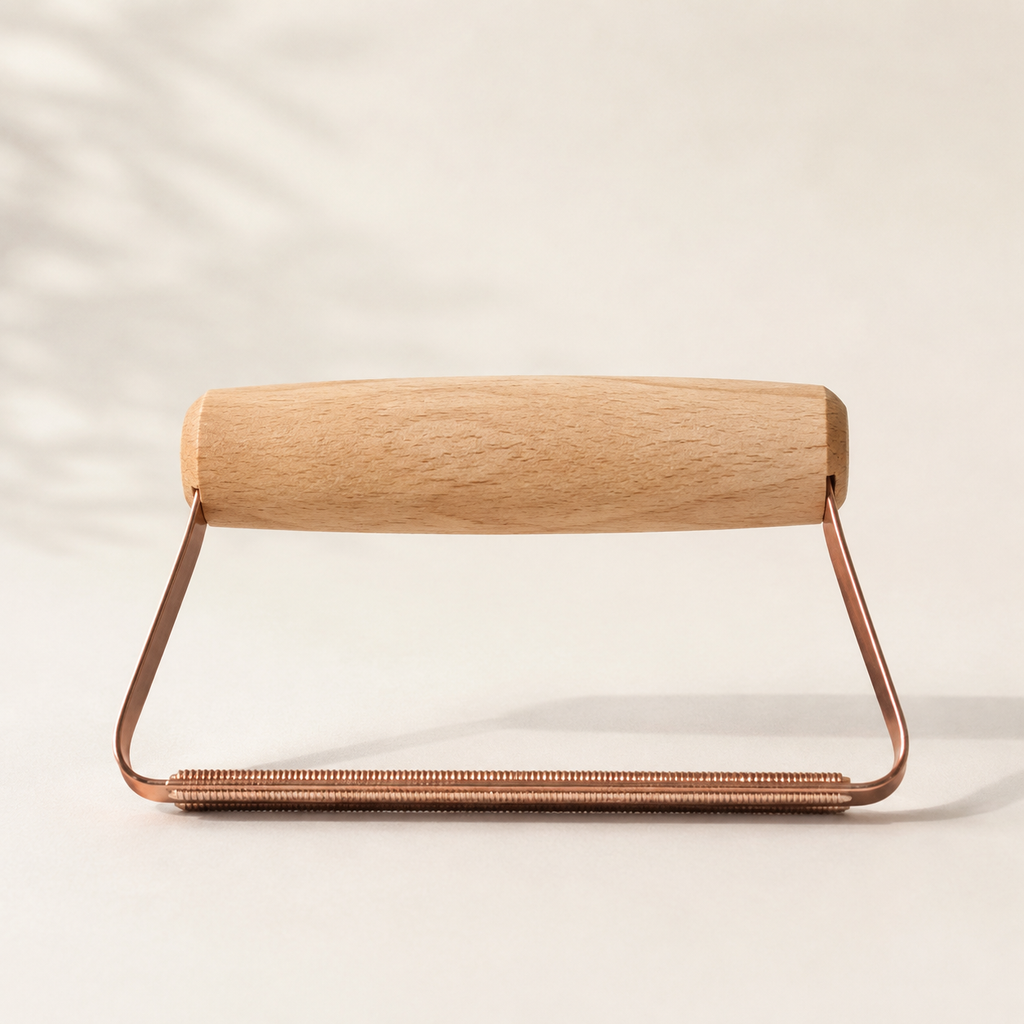Illustration de la brosse anti-poils avec manche en bois